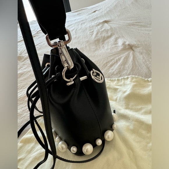 Fendi Mini Mon Tresor Pearl black bucket bag - Picture 5 of 15
